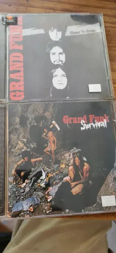 Dois cds da banda Grande Funk 