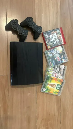 PS3 com duas manetes e quanto jogos 