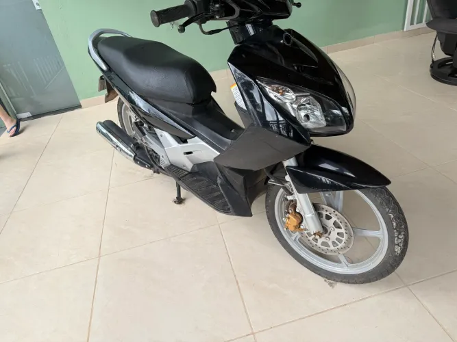 Apenas 18.000 km rodados ? raridade para o ano.