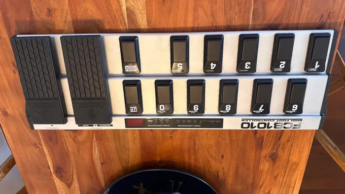 Pedaleira Behringer FCB1010 MIDI Foot Controller - Usada e Funcionando