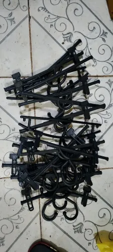 Cabides vendo todos  alguns com prendedor outros não.