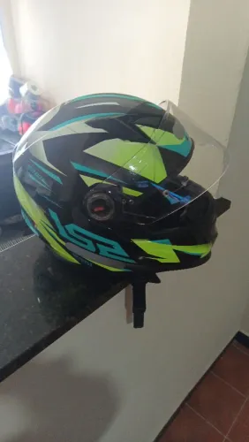 Vendo capacete LS2 zerado , tem 2 mês de uso comprei outro e não uso mais . Número 56 