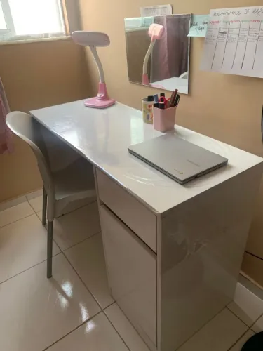 Escrivaninha branca com gaveta e porta + cadeira  + 3 nichos