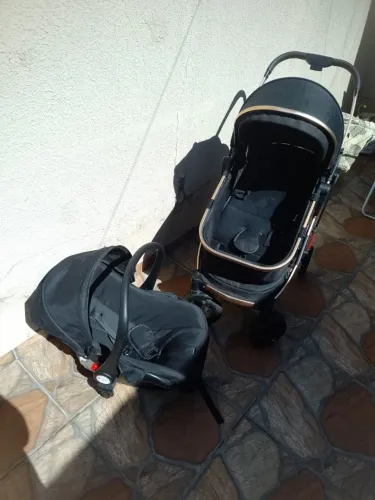 Carrinho Moisés + bebê conforto