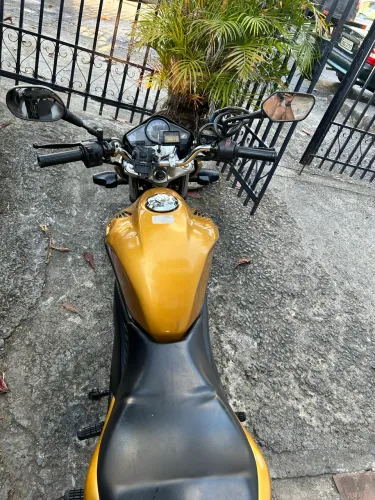 CB 300 dourado em bom estado funcionando perfeitamente 
