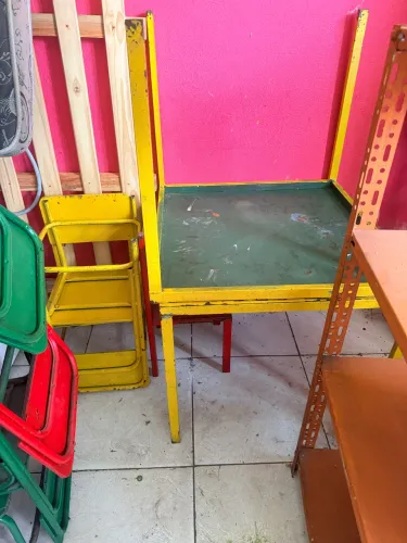 Cadeirinhas com mesa infantil