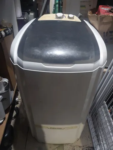 Vende-se Tanquinho de Lavar Roupas Colormaq 16kg. Valor 320,00. 