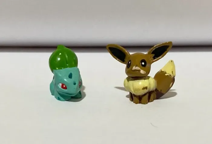 Miniatura do Pokémon Eevee e Bulbasaur da coleção Guaraná Caçulinha (anos 2000)