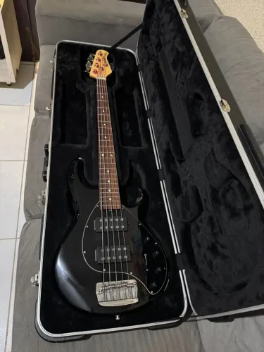 BAIXO MUSICMAN STINGRAY HH 2017 COM CASE ORIGINAL ESTADO DE ZERO(PARA BAIXISTAS EXIGENTES)