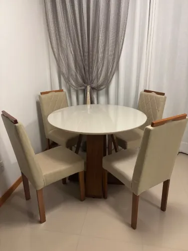 Mesa com 4 cadeiras