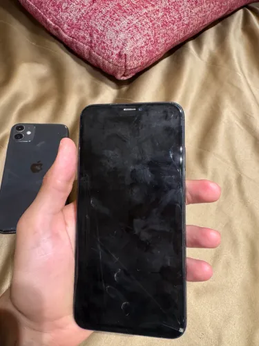 iphone xs. Não liga, sem testes. Traseira quebrada conforme fotos. 