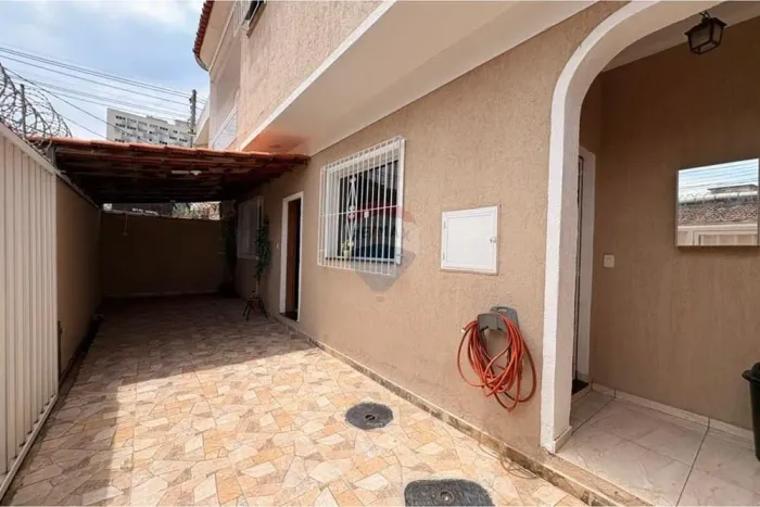 Casa espaçosa e completa à venda em frente ao Carioca Shopping
