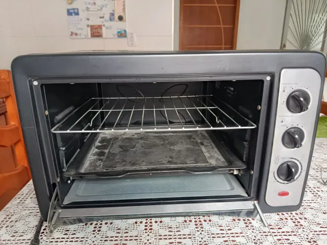 Vendo um forninho elétrico mais você.