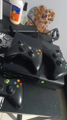 XBOX 360 DESBLOQUEADO + SSD 1TB + 3 CONTROLES + 1 KINECT
