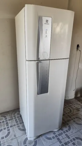 Vendo geladeira Electrolux Frost Free funcionando perfeitamente faço entrega