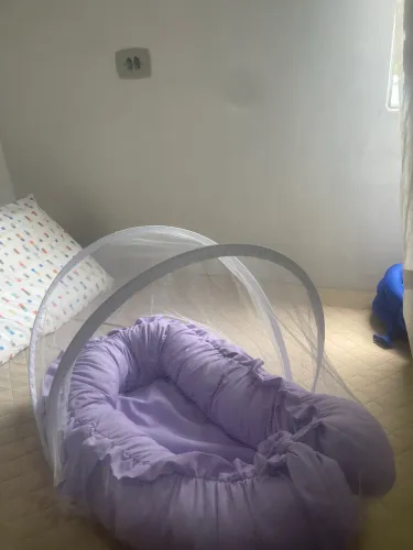 Ninho com mosquiteiro para bebê 