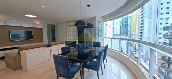 Apartamento mobiliado com 3 dormitórios e 2 vagas para locação anual no Centro de Balneári