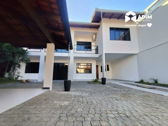 Casa para Aluguel no Centro de Balneário Camboriú | 3 Quartos (1 Suíte) | 5 Vagas
