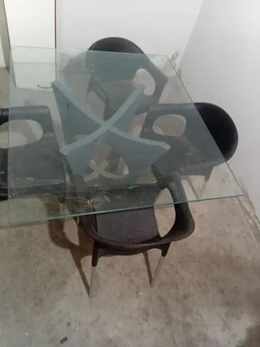 Mesa de vidro com 4 cadeiras