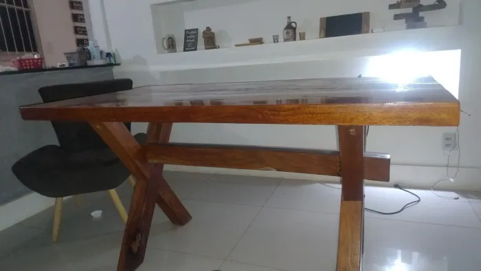 Vendo mesa d madeira jacarandá toda infernizada no porcelanato em líquido
