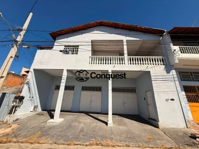 Vende-se Excelente Casa com 4 Quartos, 1 Suíte e 3 Lojas Bairro Niterói, Betim/MG
