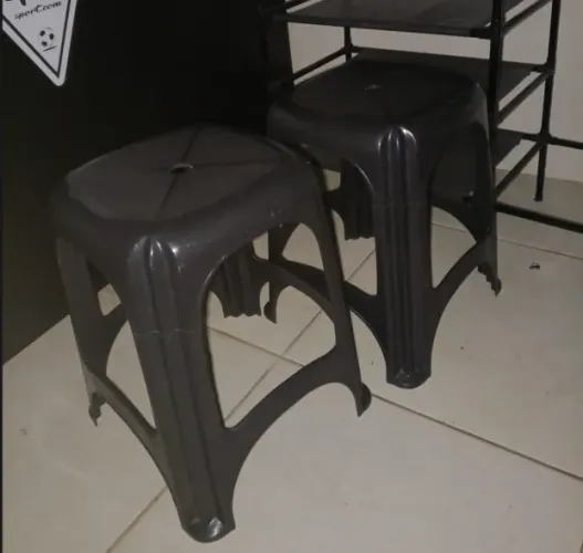 2 Bancos de plástico preto
