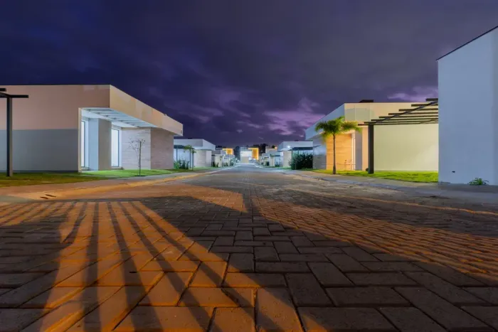 CASA TÉRREA NOVA DENTRO DE CONDOMÍNIO COM 3 SUITES.