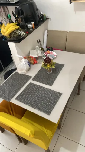 Mesa de Jantar 4 Lugares com 4 Cadeiras - Excelente Estado