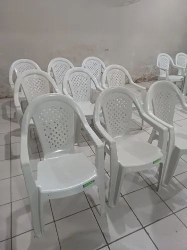Cadeira de plástico com braço