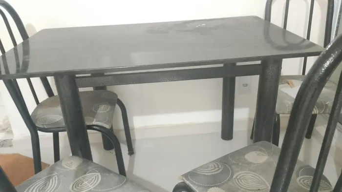 Mesa com 4 cadeiras