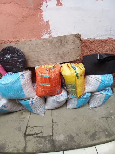 9 latas de areia média e 9 latas de areia fina