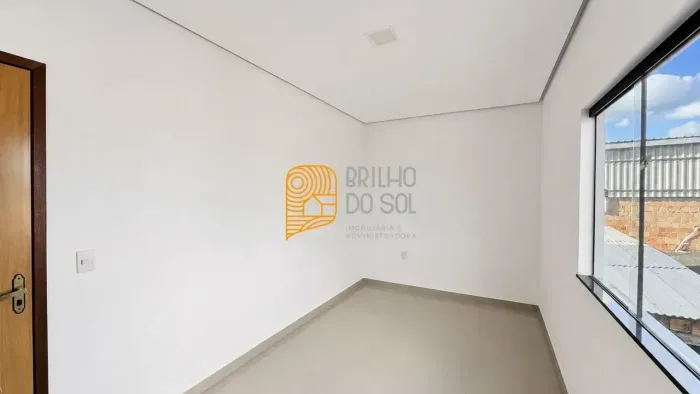 Duplex com 3 quartos, suíte, quintal e garagem para locação