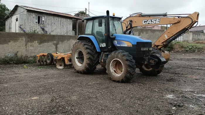 Trator agrícola New Holland TM7040 ano 2011 com grade 