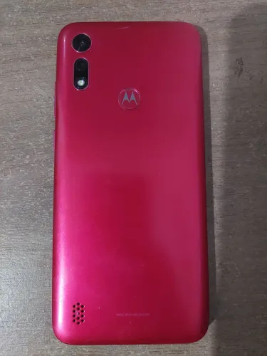 Vendo celular motoe 64 GB sem nenhum detalhe acompanha carregador