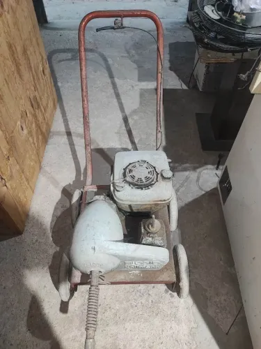 Máquina desentupidora de esgoto
