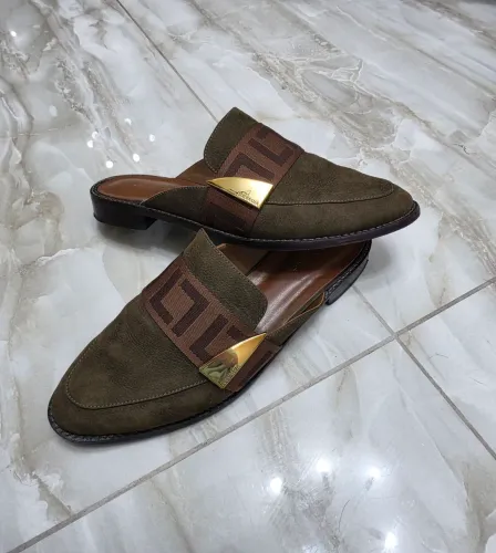 Calçado feminino mule em camurça