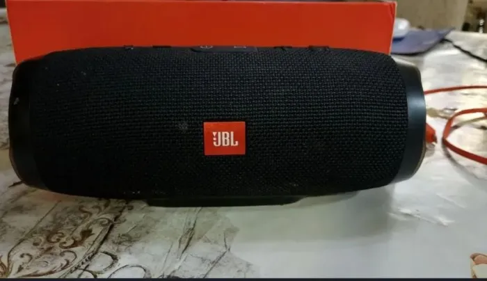 Vende-se JBL Charge 3 Usada