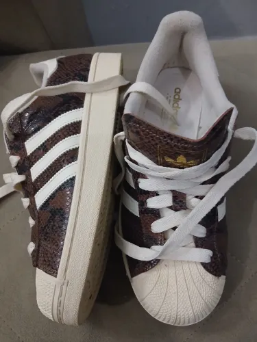 Tenis adidas super star marrom com Textura 