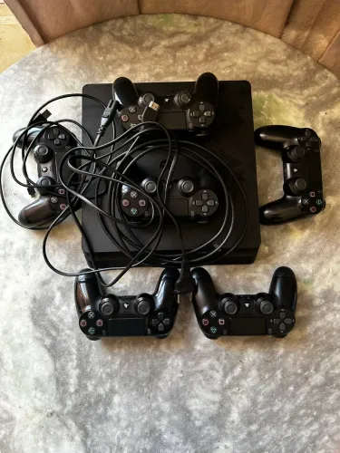 PS 4 Slim Com 5 controles