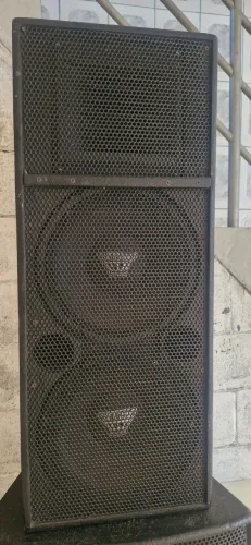 Caixa de som os dois grave tem 800 rms boca 15 polegadas marca magnos