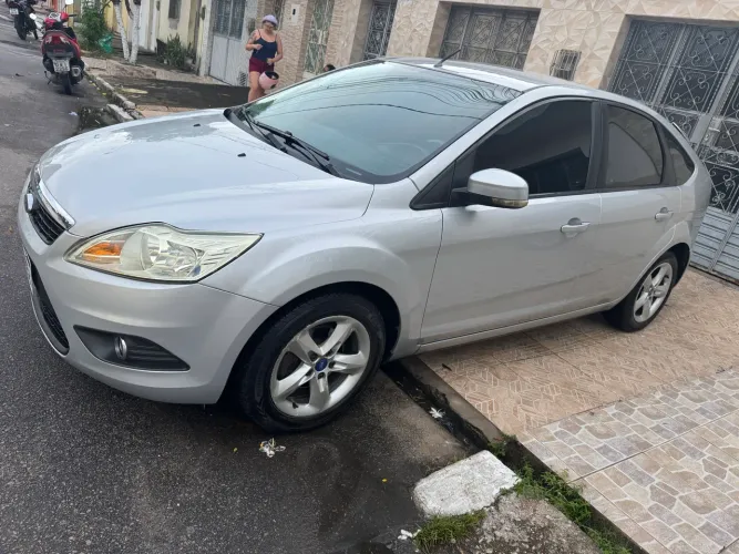 Vendo e troco focus ano 2012 carro muito extra  