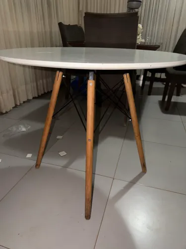 Mesa lacrada na caixa redonda