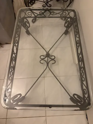 Mesa de centro com tampa de vidro 