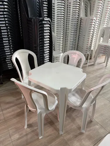 Conjunto Prestimx 4 cadeiras Jataí _Suporta até 154kg na cor Branca e Preta.