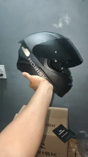 CAPACETE NORISK PRETO FOSCO ACOMPANHA AEROFÓLIO E 3 VISEIRAS, CAPACETE NUNCA USADO