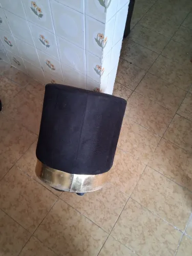 Puff preto em suede com dourado