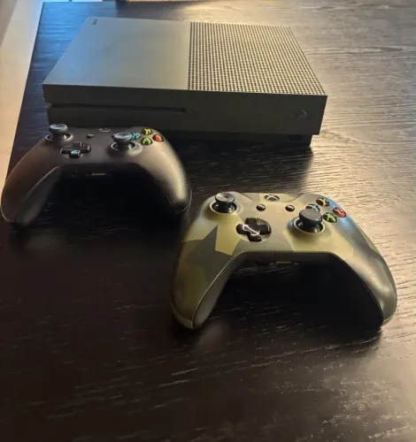 Xbox One S Gears 5 Limited Edition + 2 Controles