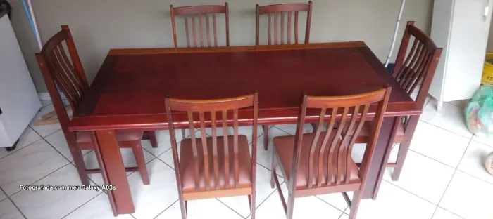 Vendo mesa com 6 cadeiras em madeira maciça e toda montadas em parafusos .