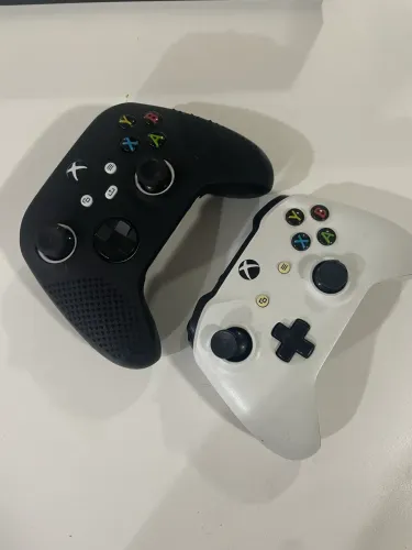 Xbox One S 1TB + 1 controle do xbox series S + 1 controle de xbox One