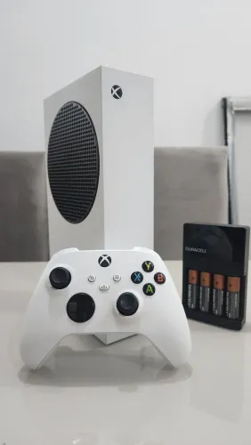 Xbox Series S + 4 pilhas recarregáveis Duracell + carregador Duracell